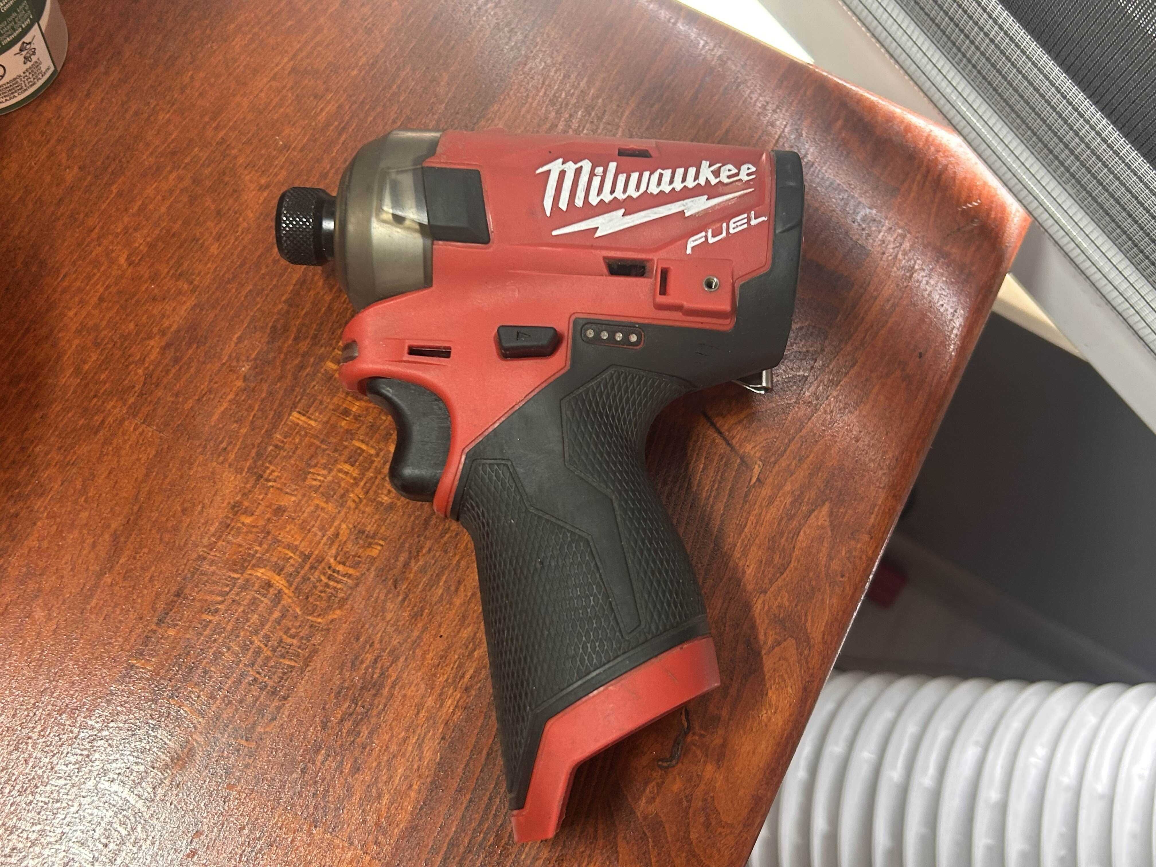 OKAZJA! Milwaukee M12 FQID – kompaktowy klucz udarowy SURGE 12V