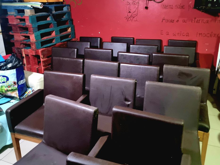 Cadeira Acolchoada com apoio de braços - problemas estruturais