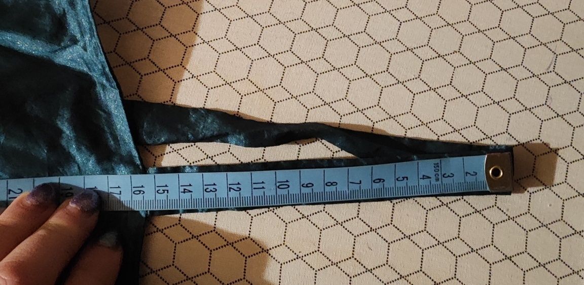 Sukienka typu bombka, z połyskującymi drobinkami metalu.