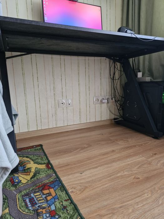 Продам компьютерний стіл геймерскій