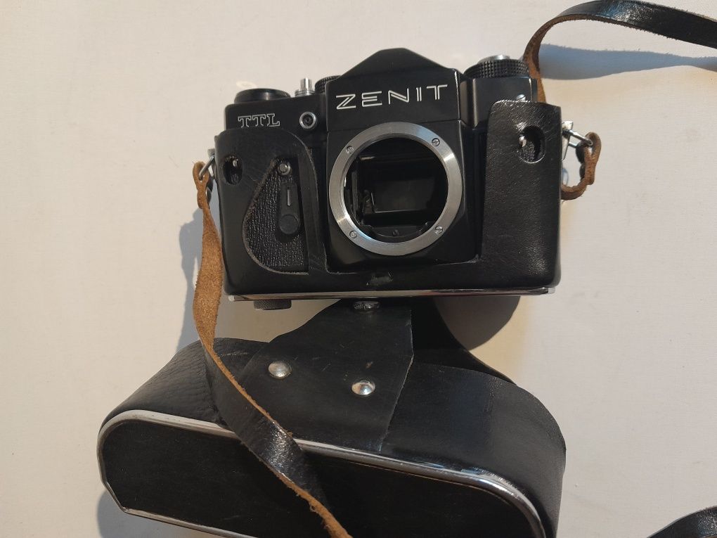 Stary aparat ZENITH TTL bez obiektywu lampa futerał zestaw