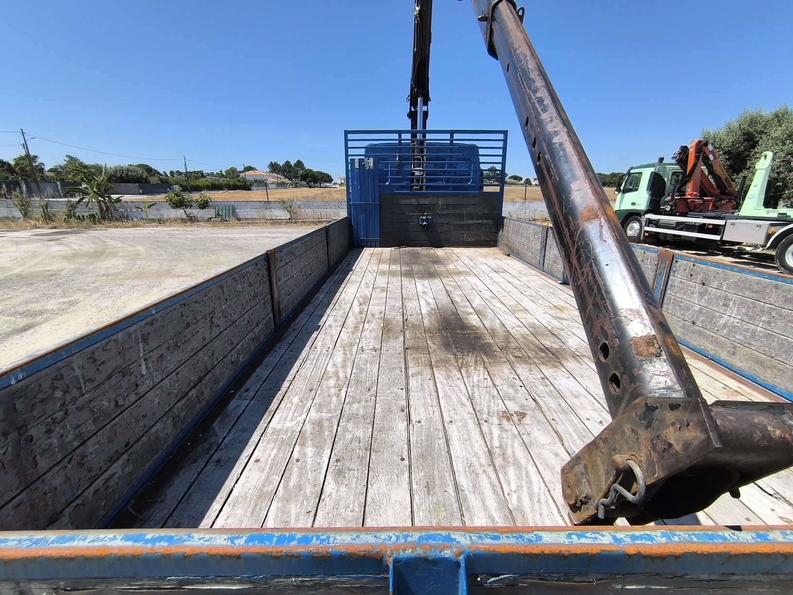 Camião daf estrado com grua hiab
