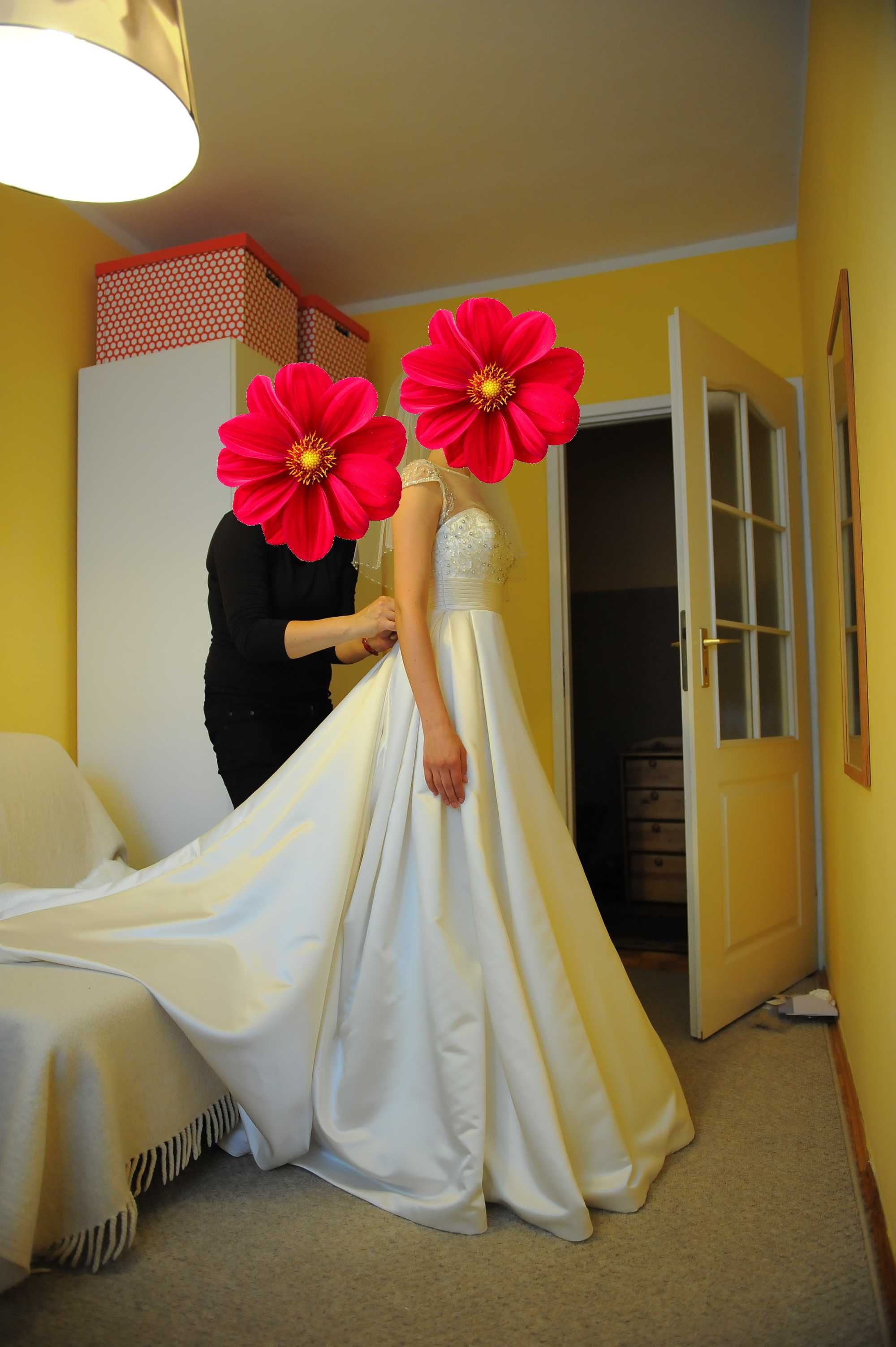 Suknia Ślubna z Hiszpańskiego Domu Mody rozmiar 36-38