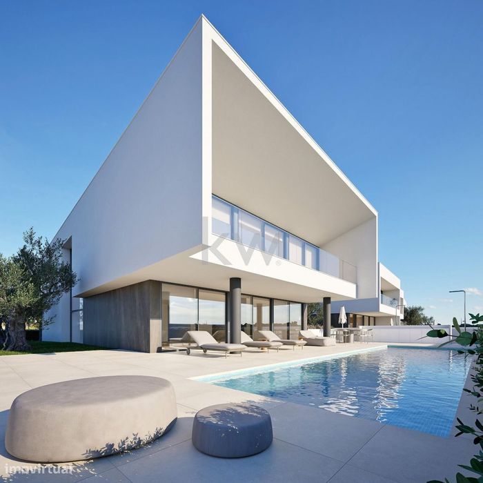 Moradia T4 com piscina e jardim, na Ponta da Piedade, localização priv