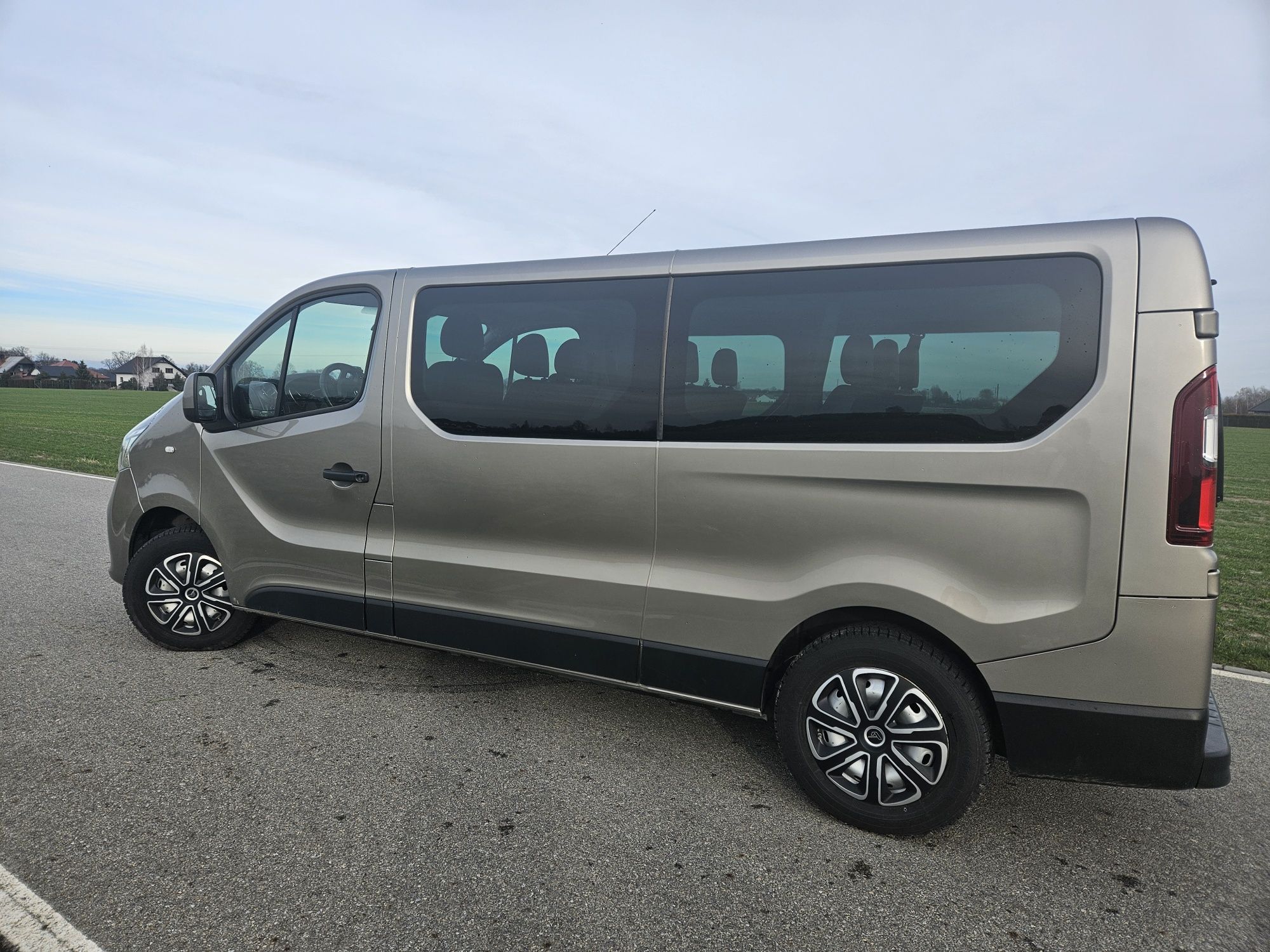 Wynajem busa 9osobowego Renault Trafic