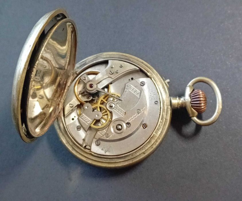 Relógio de bolso antigo e a trabalhar