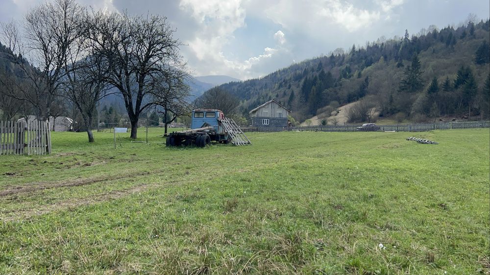 Земля в Карпатах у горах