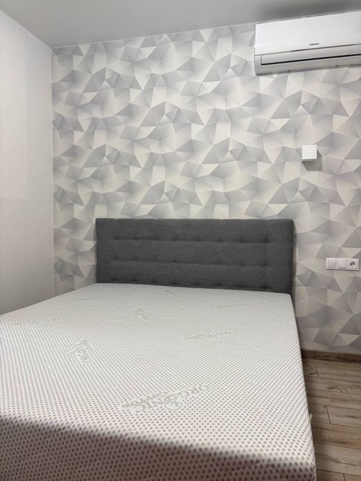 Ліжко двоспальне.