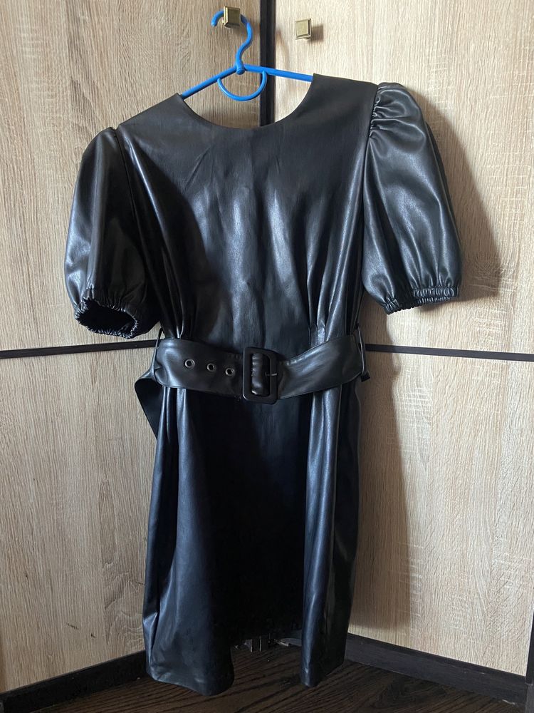 Платье М-Л экокожа черное 2 платье в подарок