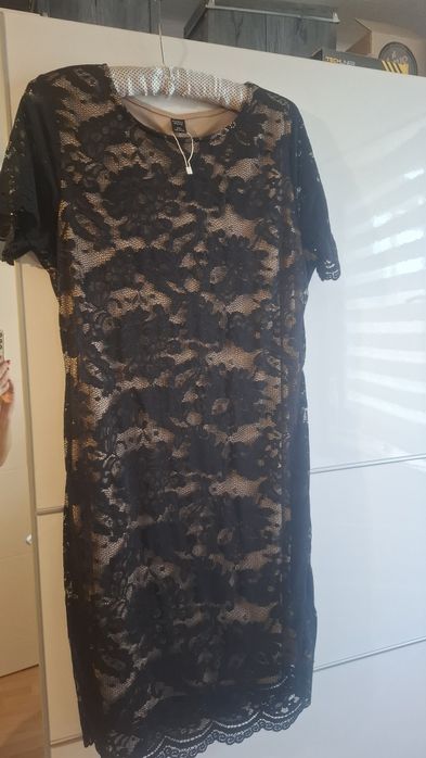Sukienka koronkowa czarna z beżowa  podszewka.nowa