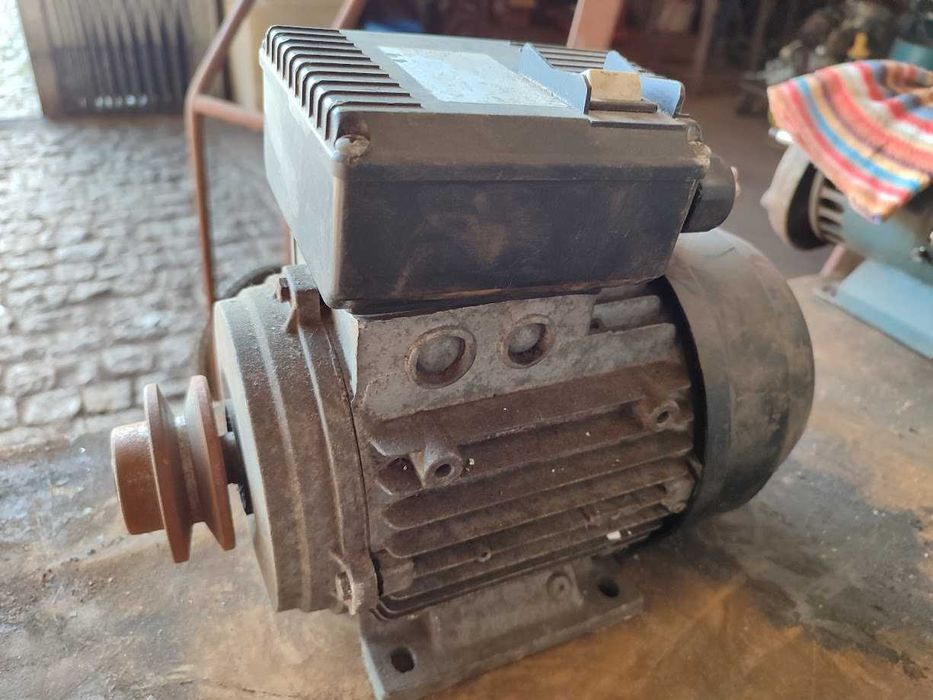 Motor elétrico monofásico com polia acoplada