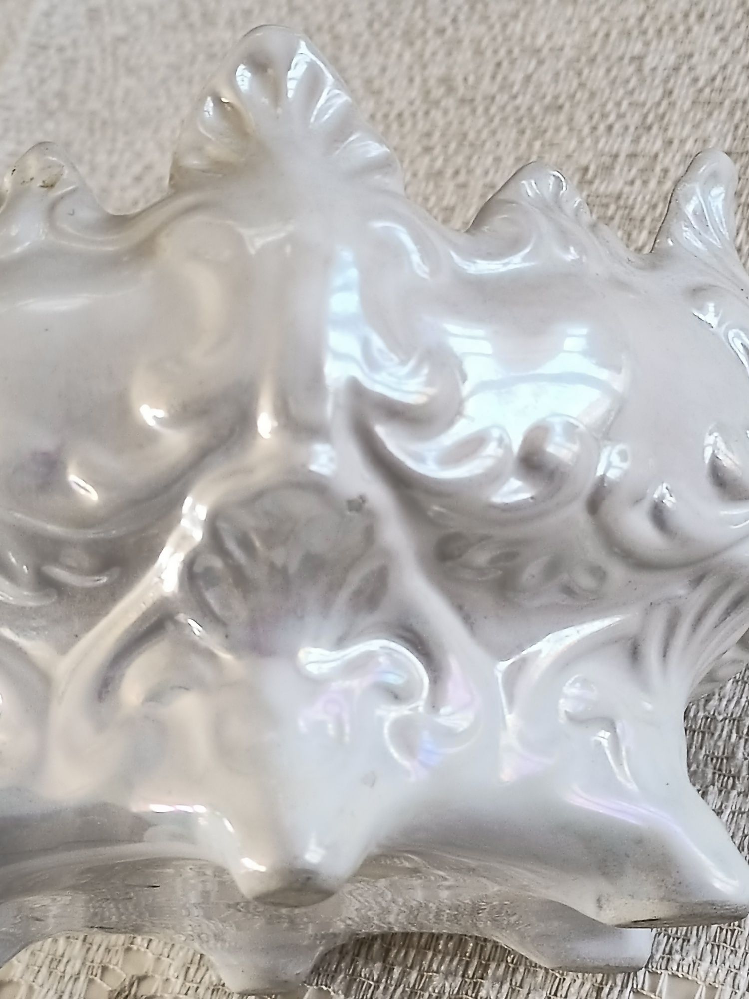 Ceramiczna ozdoba na nóżkach osłonka pojemnik góra w kształcie korony