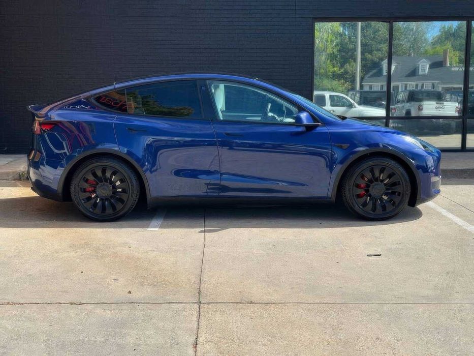 Tesla Model Y      2023