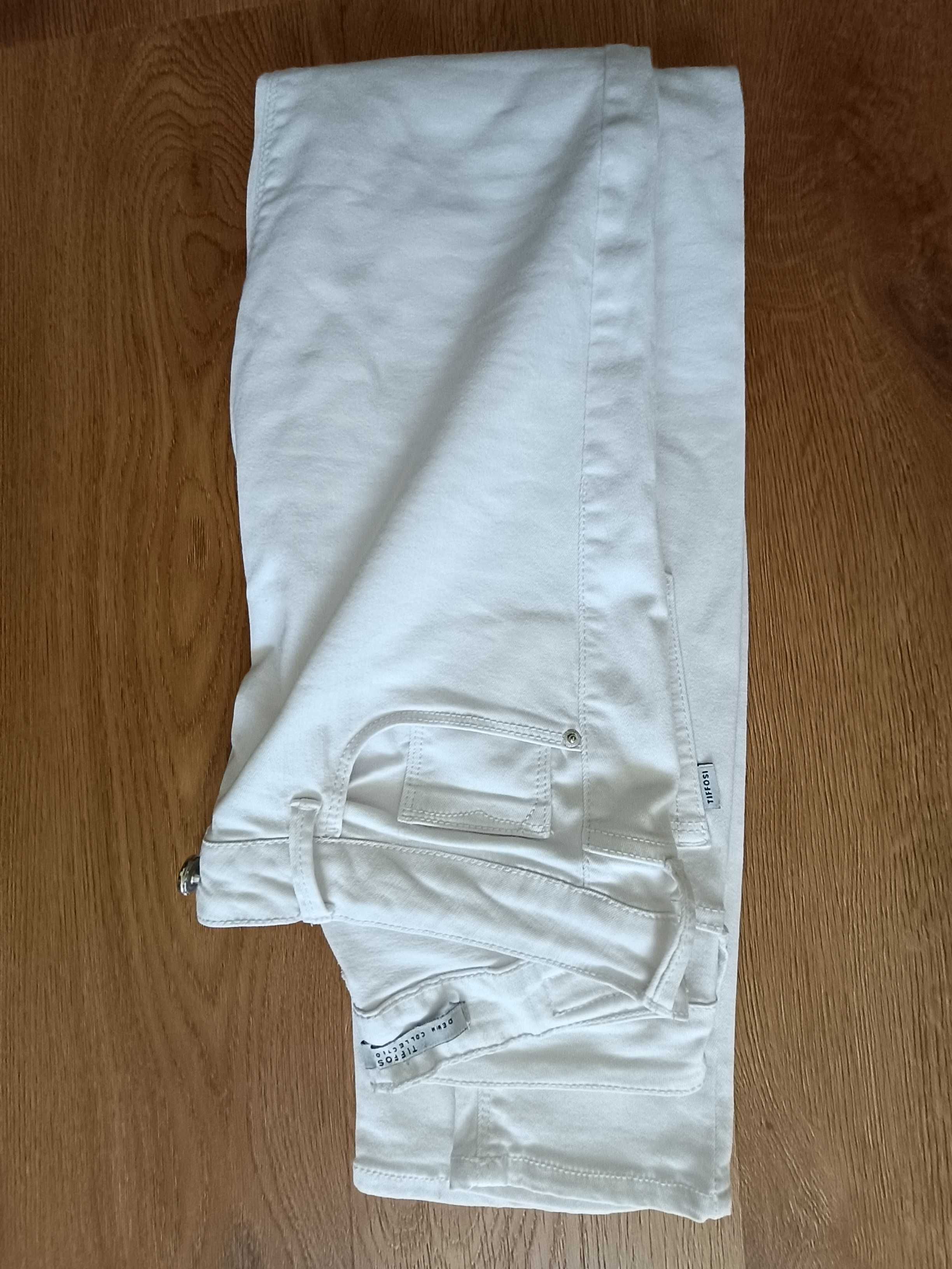 Calça branca Tiffosi e calça amarela torrado Pull bear