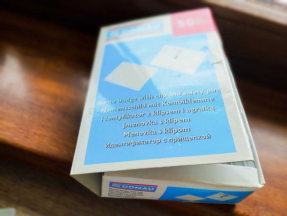 Identyfikator z agrafką i zapinka