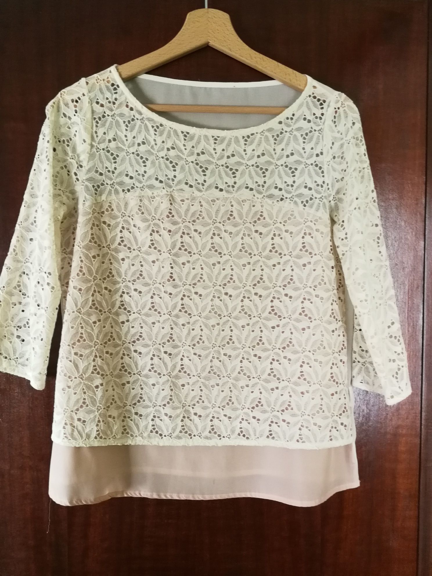 Blusa rendada com fundo à frente em cor de rosa