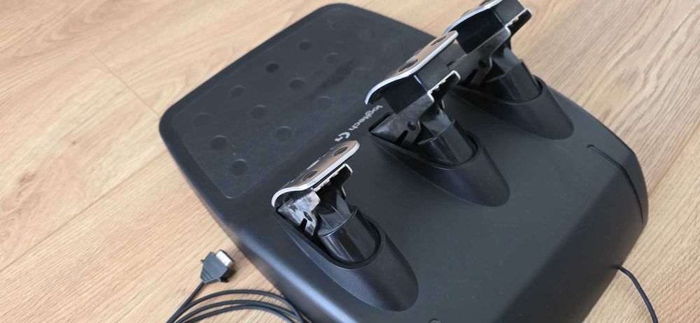 Volante + Pedais Logitech