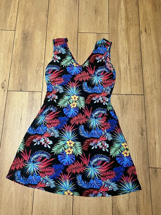 Sukienka w kwiaty z dekoltem V