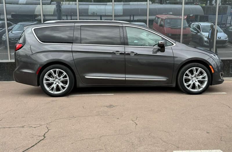 Chrysler Pacifica 2017 року