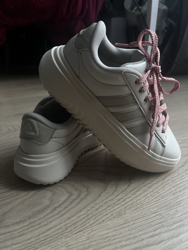 Жіночі кросівки adidas