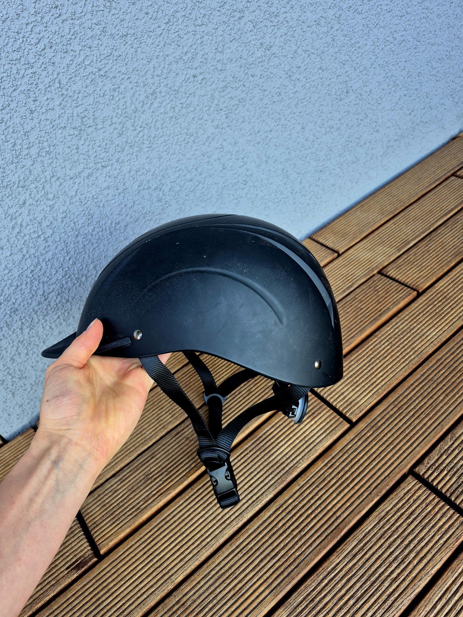 Kask jeździecki z Decathlonu