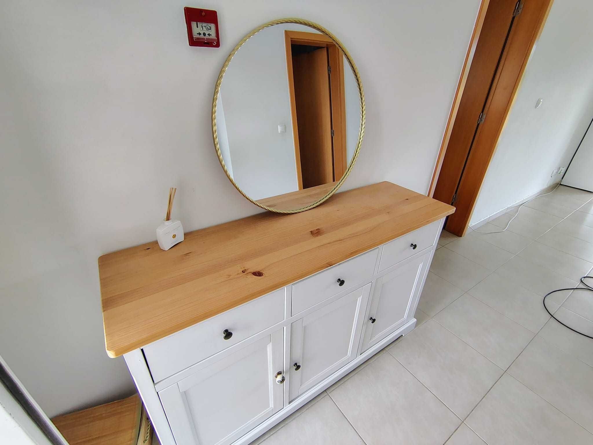 Vende-se cama, mesa, cómoda, mesa de sala, móvel de entrada e espelho