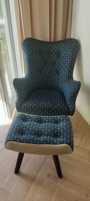 Stylowy fotel z podnóżkiem