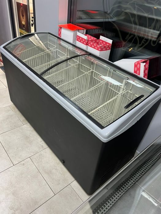 Продам морозильну вітрину