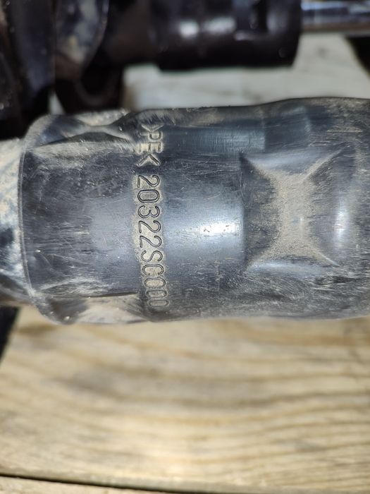 Передние амортизаторы на Subaru Outback 2013 года. Родные.