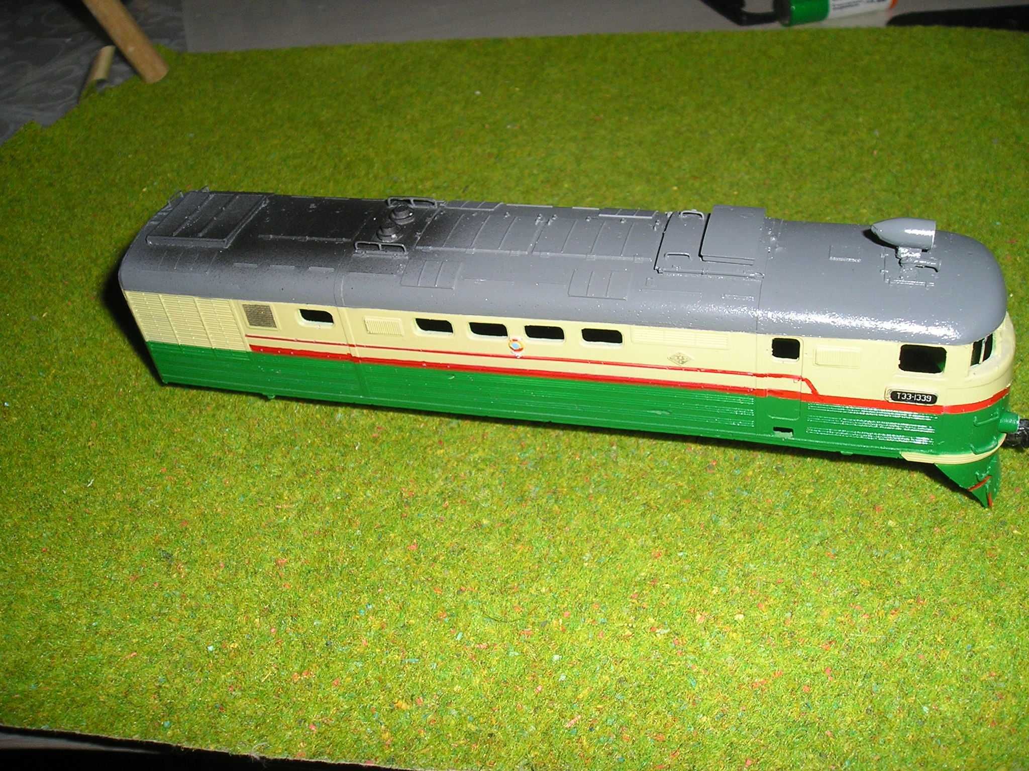 Модель поезда тепловоза тэ3 ранний с низкой кабиной беж-зеленый