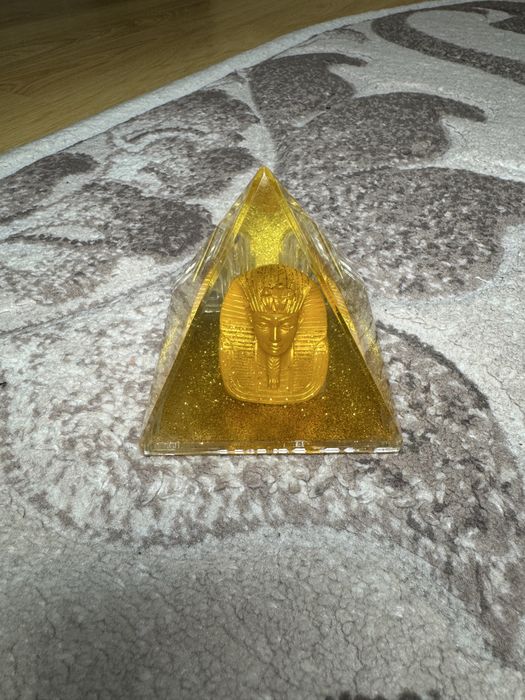 Золота пирамидка