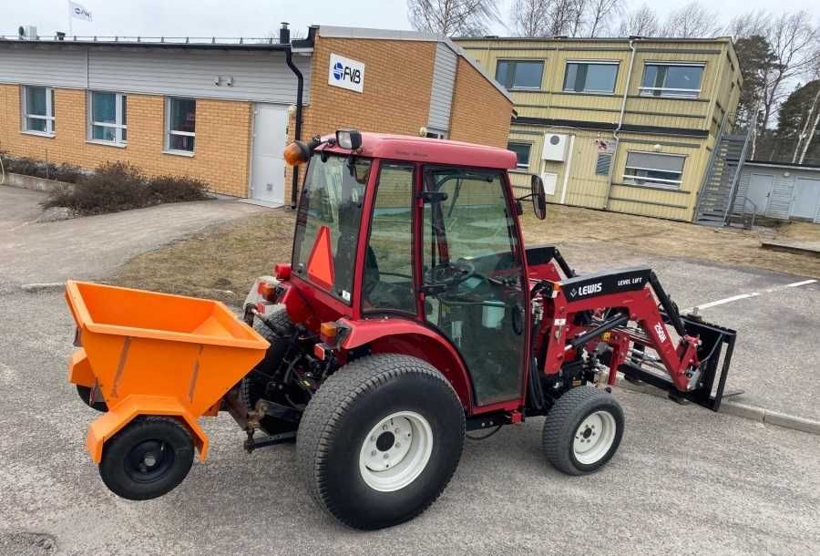 Traktor Shibaura ST 333 z ładowaczem, pług do śniegu, zamiatarka itd.