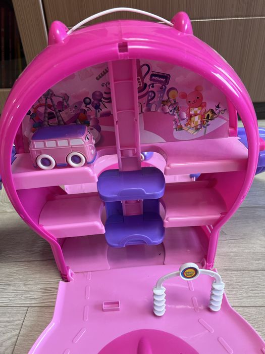 Яскравий трек для дівчинки з автомобілем і автобусом