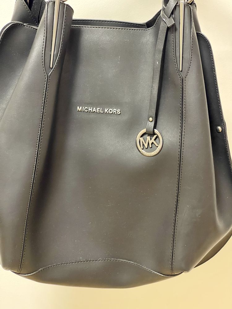 Жіноча чорна сумка Michael Kors