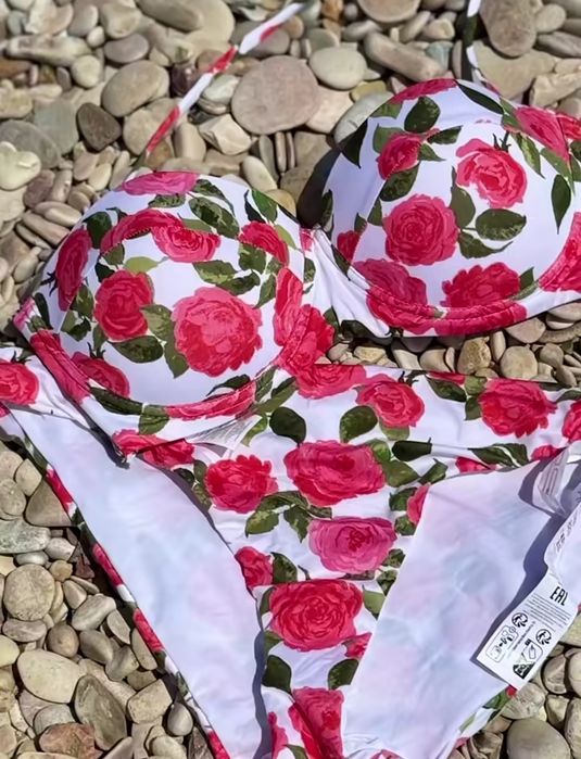 Купальник у яскраві квіти