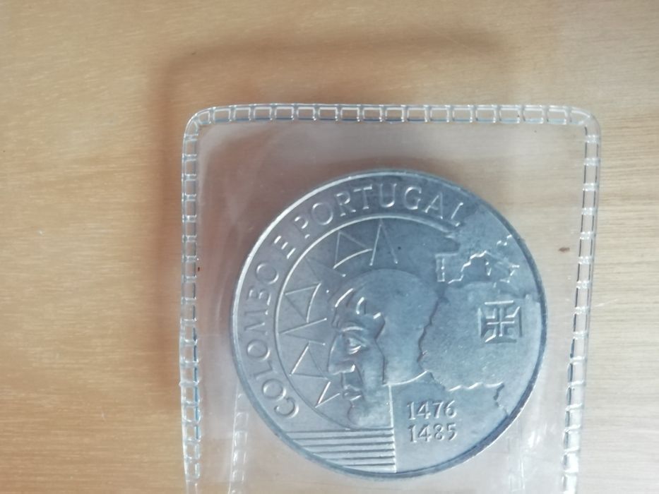 Moedas de 100 e 200 escudos