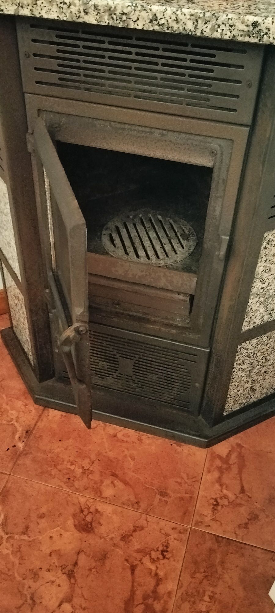 Salamandra a lenha, com ventilador elétrico.