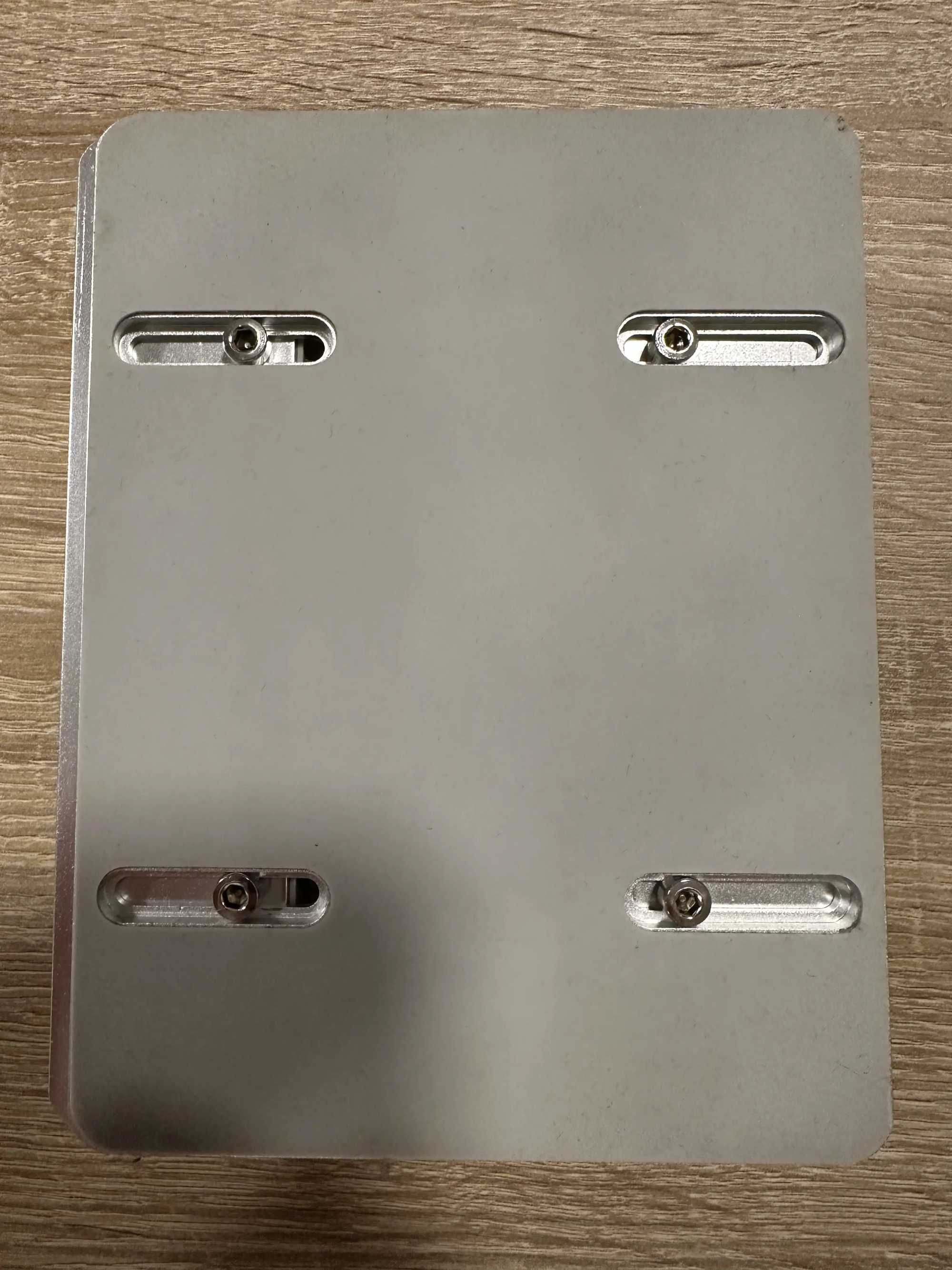 Srebrna aluminiowa regulowana podstawka biurkowa na laptop i tablet