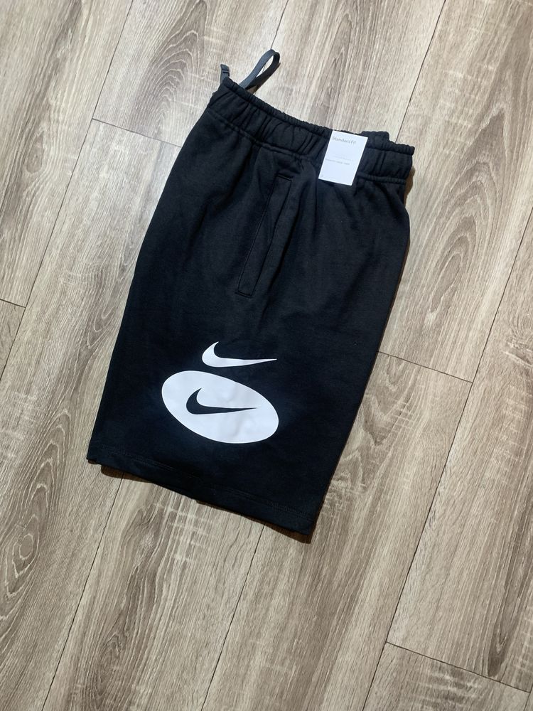 Шорти Nike.