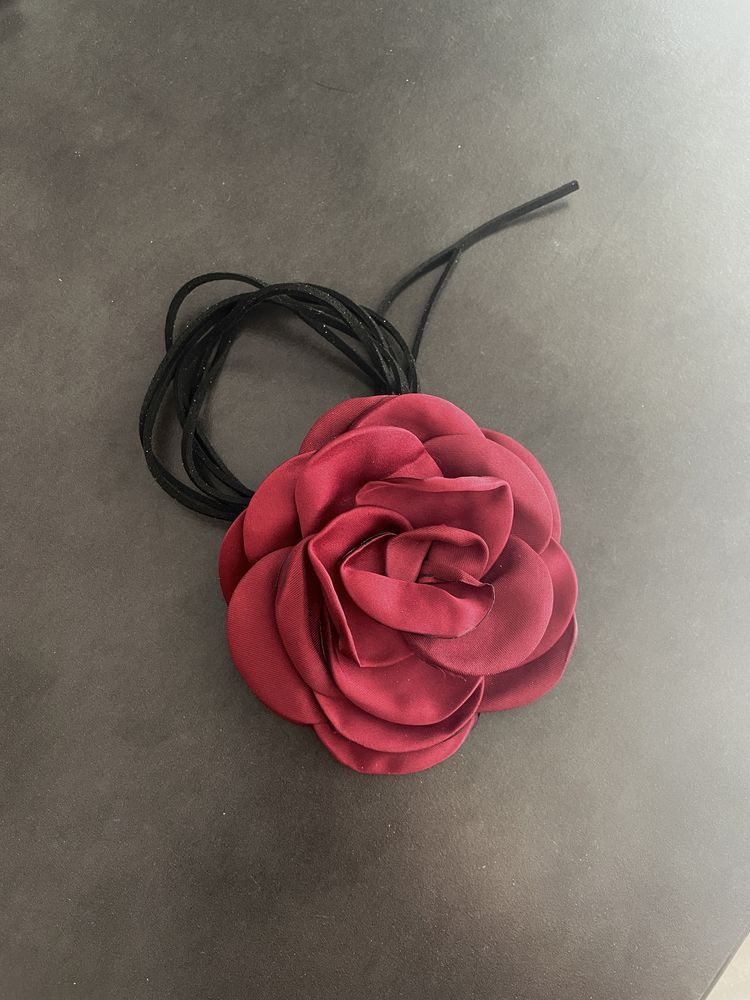 Choker róża na rzemyku