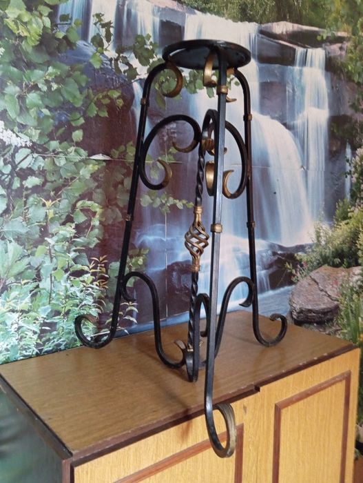 Кованая подставка для цветов