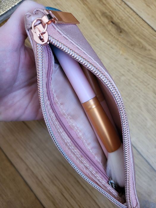 Zestaw pędzli do makijażu Avon w etui