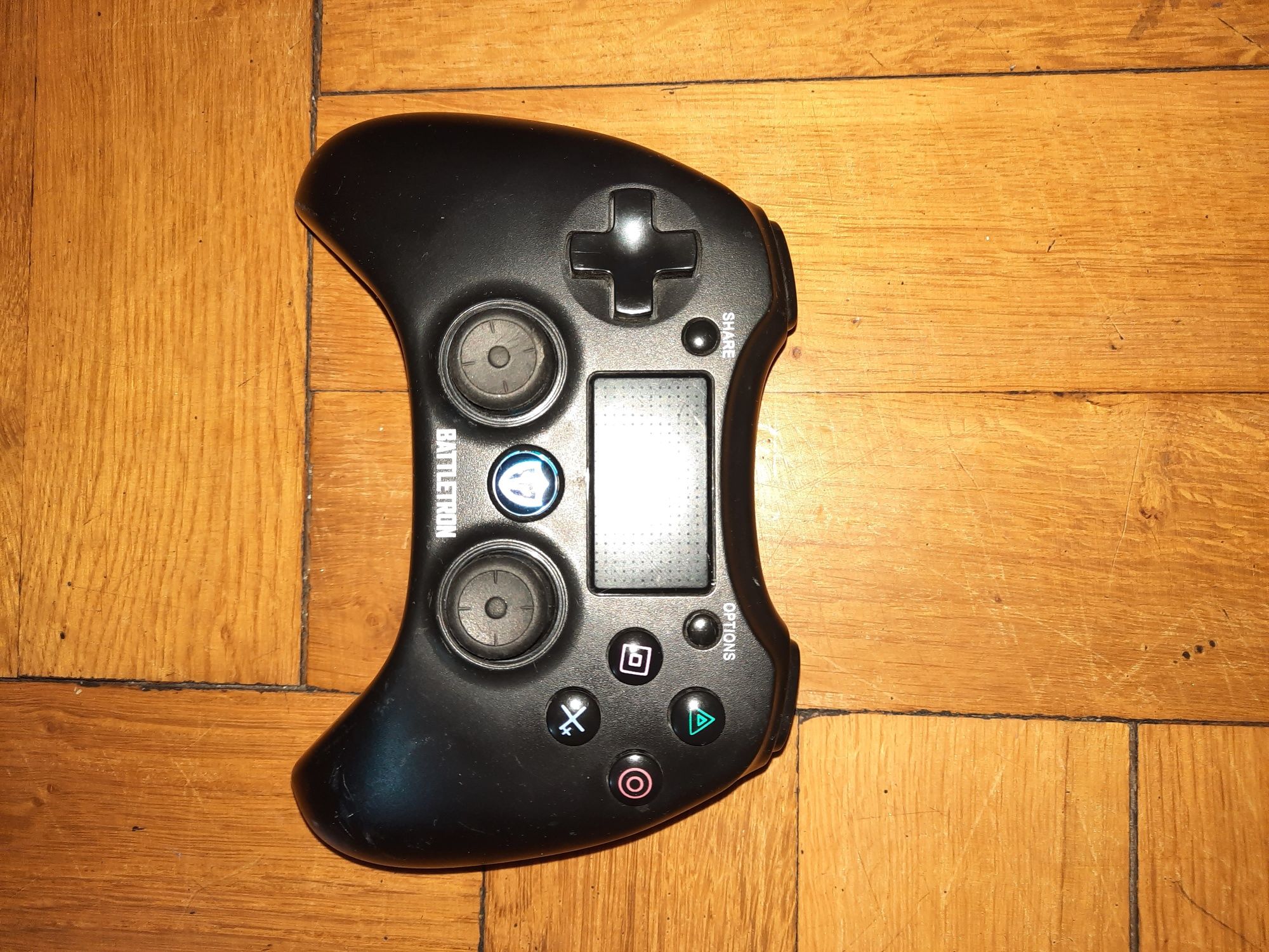 PlayStation 4 i 2 pady