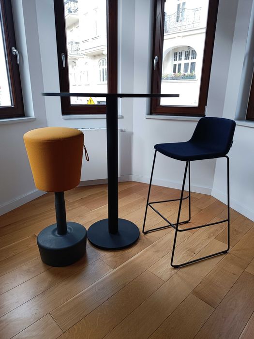 Wysoki czarny stół okrągły