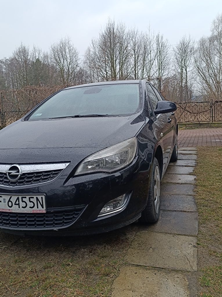 Opel Astra 1.7 CDTI 2011 – 6-biegów, klima, tempomat