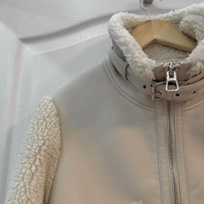 Дублянка біла молочна bershka