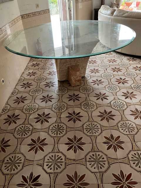 Mesa de jantar circular com tampo de vidro e base, 190 cm de diâmetro.