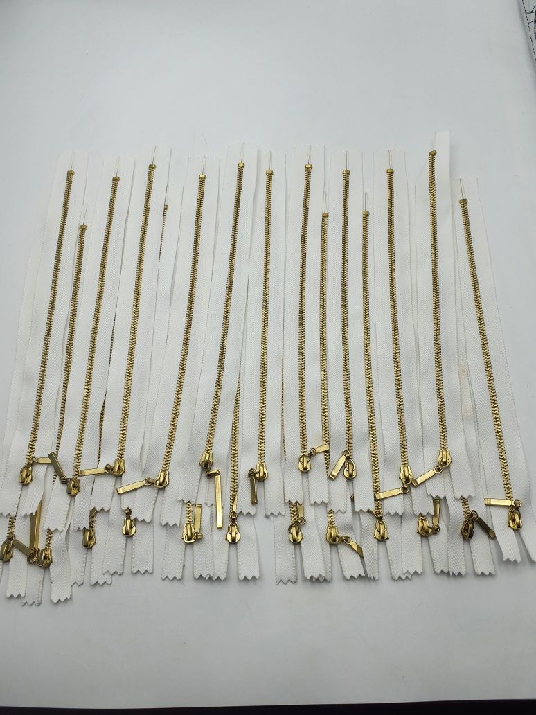 Zamek suwak ozdobny metal zestaw 22 szt.-25 cm.biały