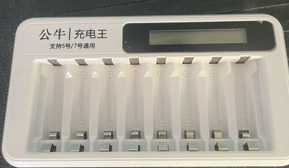 Зарадний пристрій для акумуляторних батарей ААА та АА