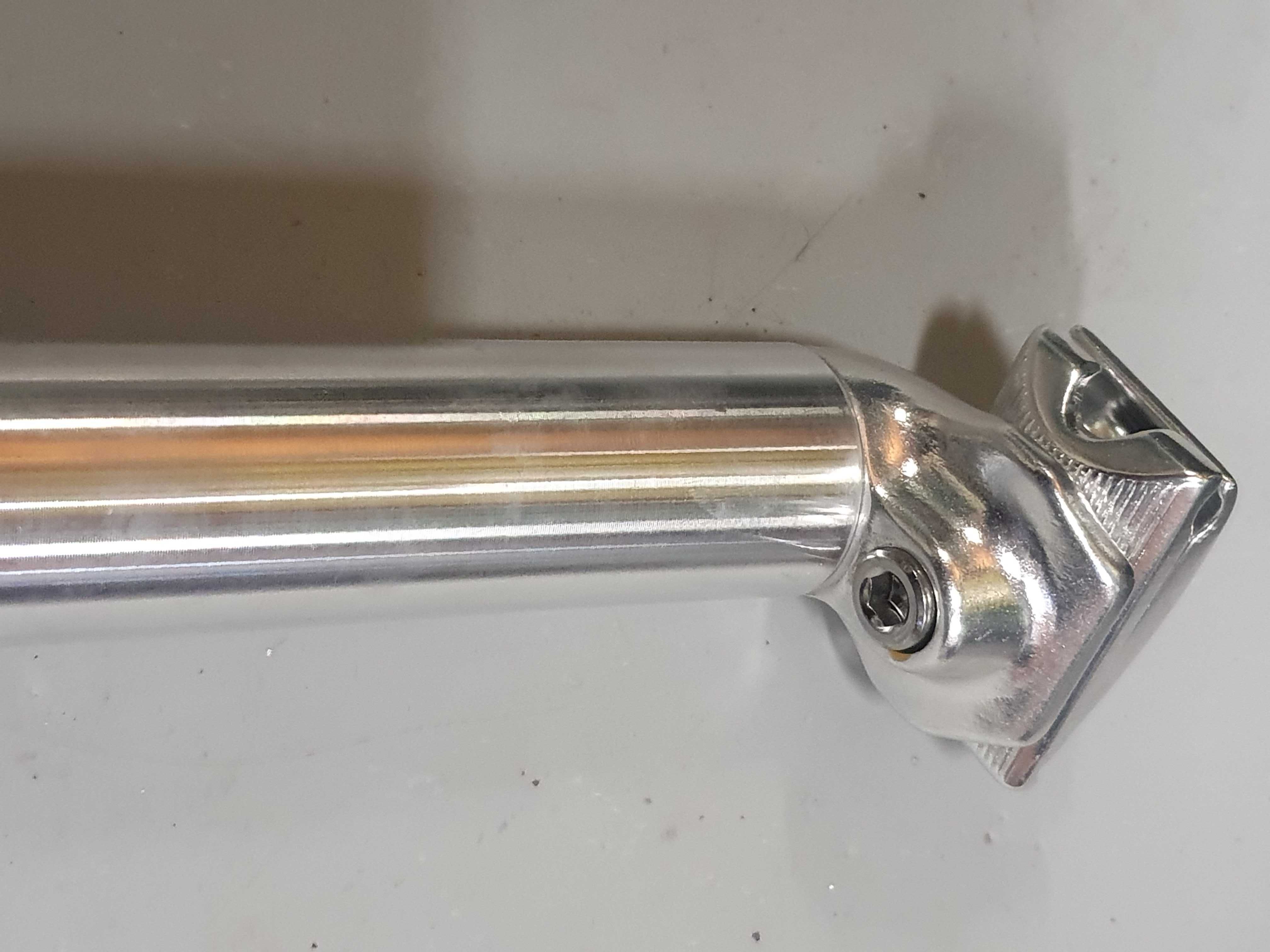 Nowa sztyca aluminiowa w kolorze srebrnym ; 31,8mm.